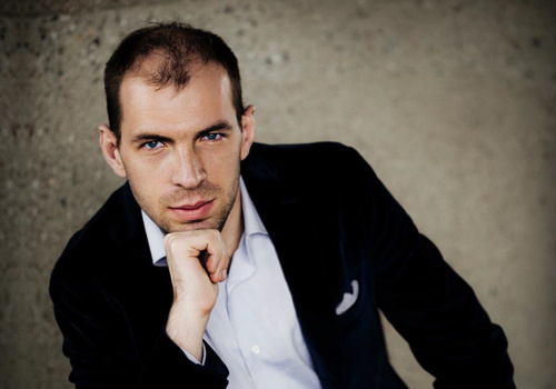 LAWRENCE FOSTER, dirigent ANDREI KOROBEINIKOV, klavir 14. studenoga 2025 19:30 KD Vatroslav Lisinski