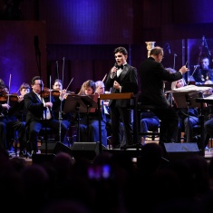 najsjajnija-zvijezda-hrvatskog-mjuzikla-alfi-kabiljo-uz-zagrebacku-filharmoniju-razveselio-prepunu-dvoranu-lisinski-gallery_image-13-1711439890.1655.JPG