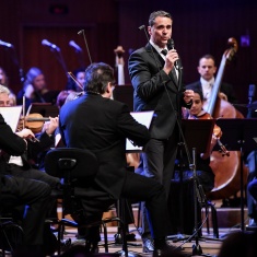najsjajnija-zvijezda-hrvatskog-mjuzikla-alfi-kabiljo-uz-zagrebacku-filharmoniju-razveselio-prepunu-dvoranu-lisinski-gallery_image-17-1711439977.0634.JPG