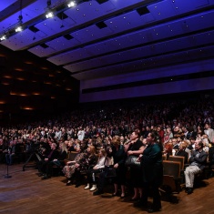 najsjajnija-zvijezda-hrvatskog-mjuzikla-alfi-kabiljo-uz-zagrebacku-filharmoniju-razveselio-prepunu-dvoranu-lisinski-gallery_image-23-1711440099.8341.JPG