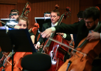 KONTRABAS U GLAVNOJ ULOZI – INSTRUMENT IZ SJENE KONAČNO U SREDIŠTU POZORNICE