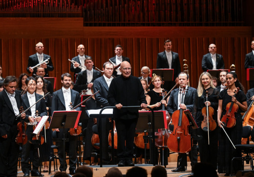 ZAGREBAČKA FILHARMONIJA POD RAVNANJEM DENNISA RUSSELLA DAVIESA IZVELA BRUCKNEROVU TREĆU SIMFONIJU
